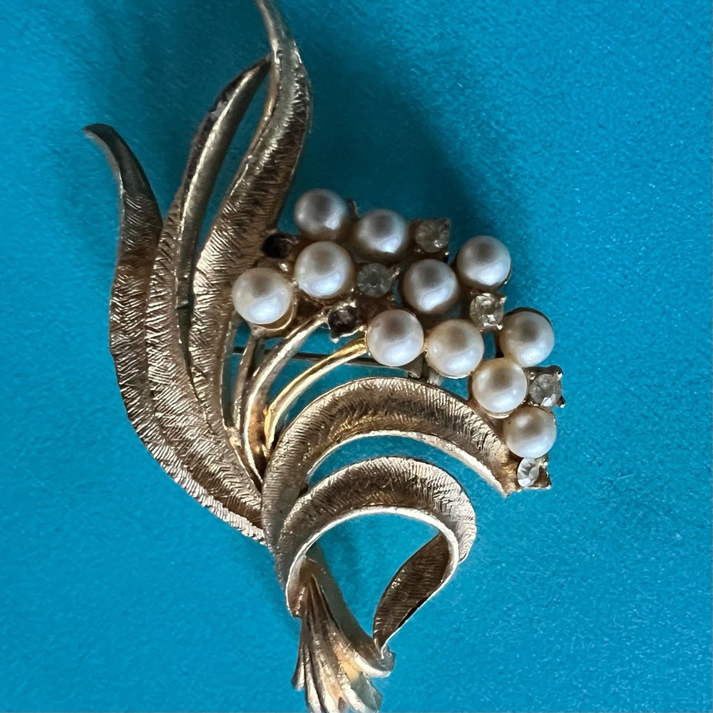 Vintage Gold Pearl Cluster Brooch with Leaf Design - Picture 4 of 5